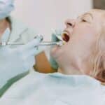 me puede ayudar un dentista con el mal aliento