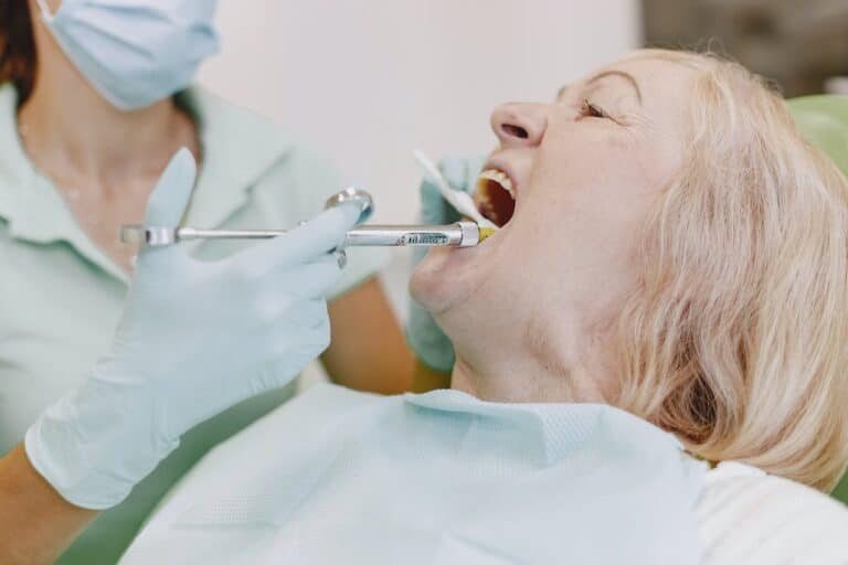 me puede ayudar un dentista con el mal aliento